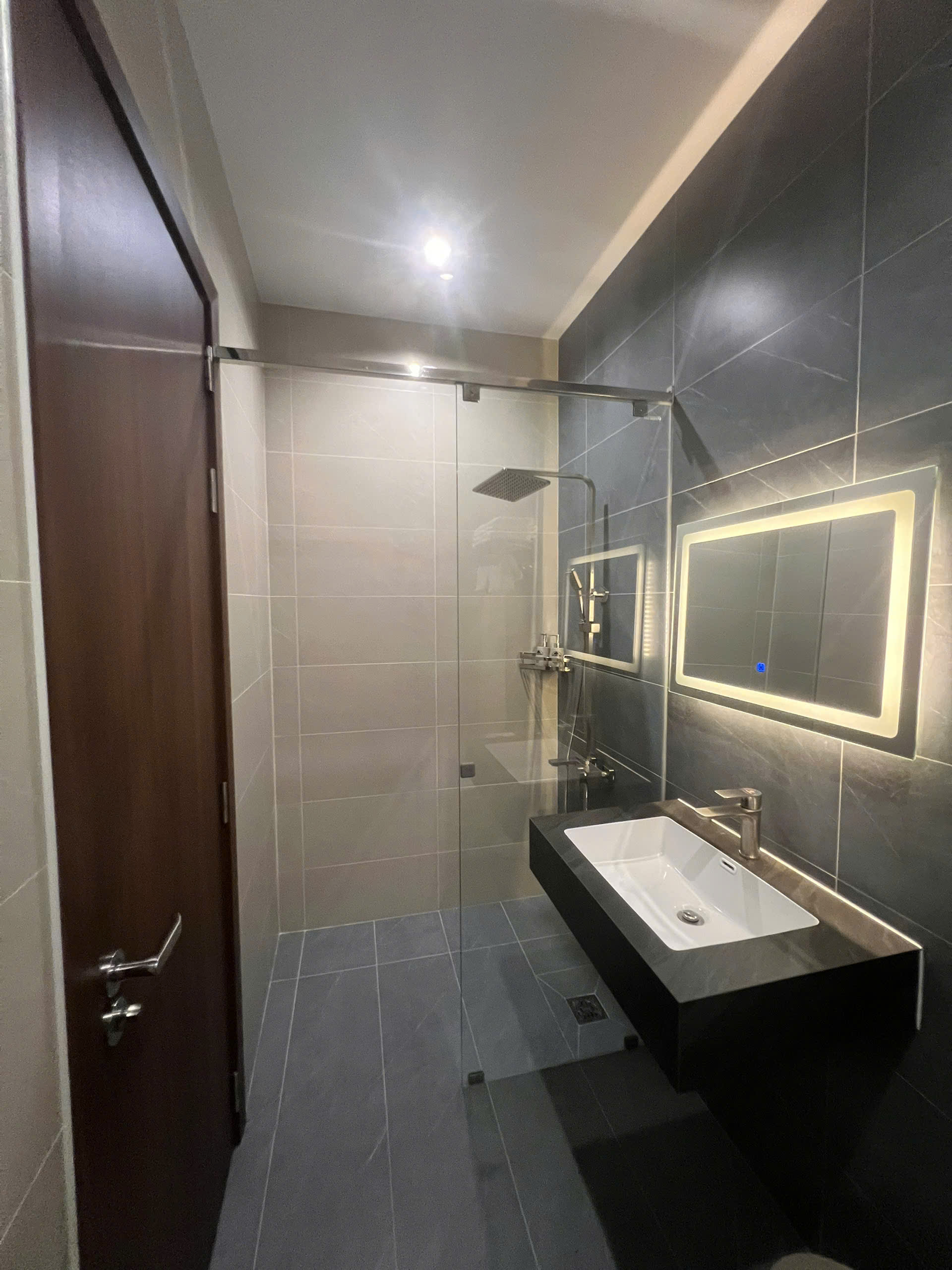 Phòng tắm thiết kế kính cao cấp